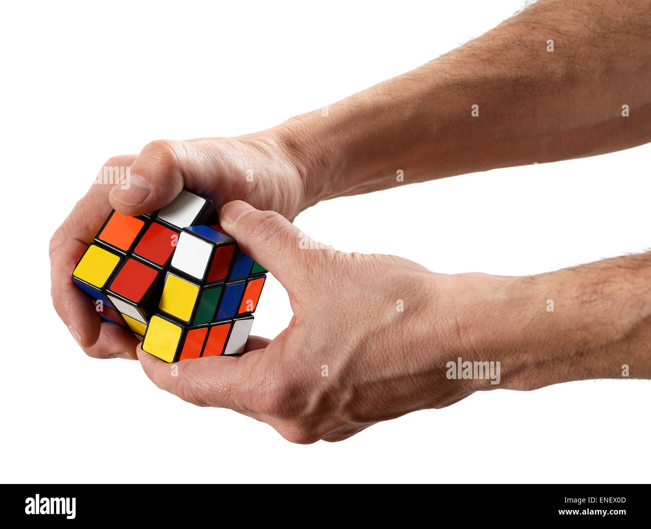 Mann, die Verdrehung eines Rubik Cube Puzzle mit Rührei Farben Stockfoto