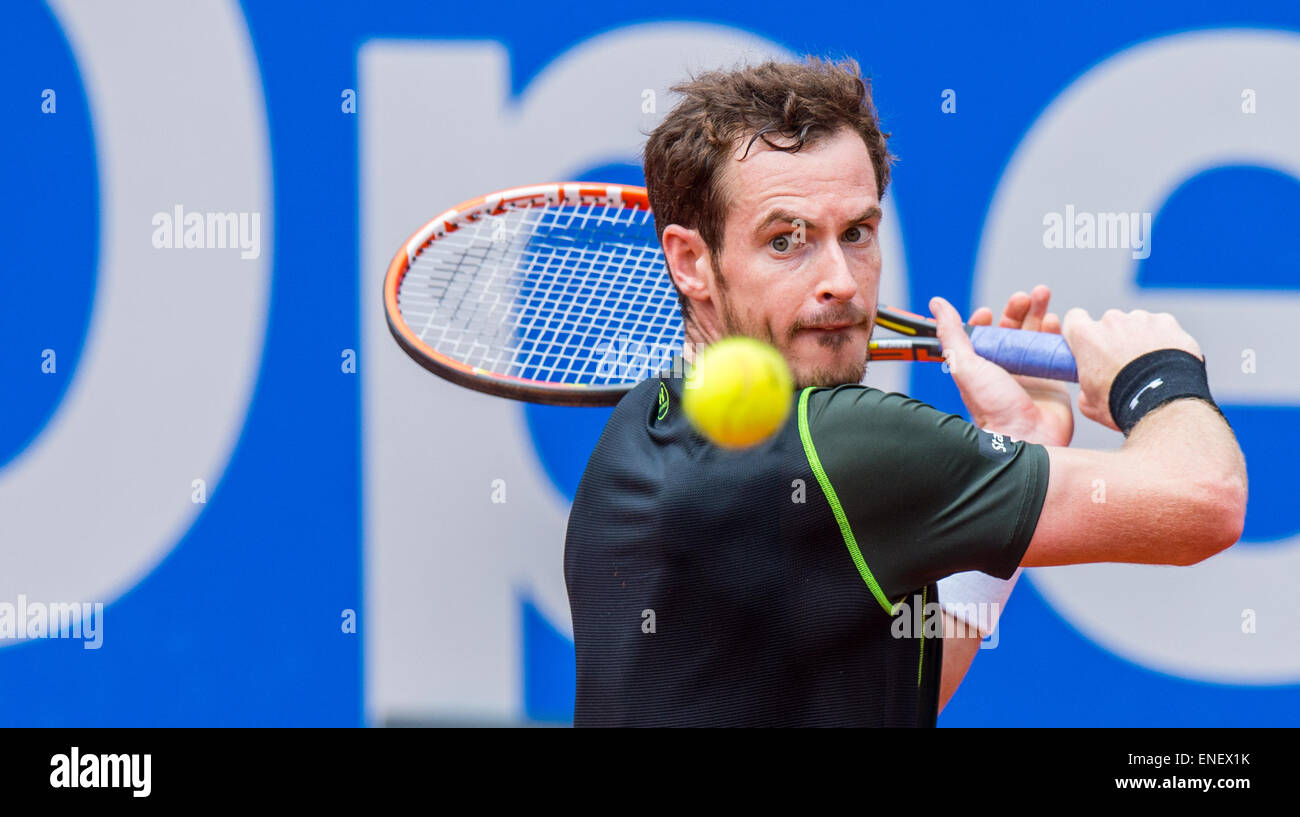 München, Deutschland. 4. Mai 2015. Tennis Pro Andy Murray in Aktion während der Tennis-Match gegen Philipp Kohlschreiber bei den ATP-Tennis-Turnier in München, Deutschland, 4. Mai 2015. Das Spiel musste früh, am Sonntag, 3. Mai, wegen starkem Regen ausgesetzt werden. Das Spiel wurde auf Montag, 4. Mai 2015 fortgesetzt. © Dpa picture-Alliance/Alamy Live News Stockfoto