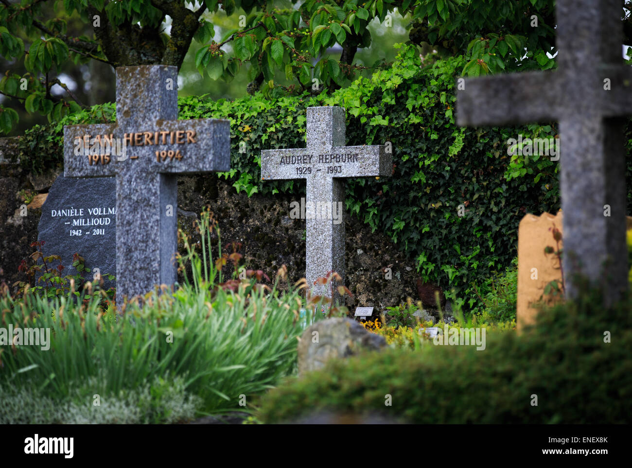 (150504) - Genf, 4. Mai 2015 (Xinhua)--der Grabstein der Schauspielerin Audrey Hepburn (C) ist in einer Ceremety in Tolochenaz Dorf in der Schweiz, 4. Mai 2015 zu sehen. Audrey Hepburn, geboren in Brüssel, 4. Mai 1929, war anerkannt als Film und Mode-Ikone während der goldenen Ära Hollywoods, und auch durch das American Film Institute als einer der größten weiblichen Bildschirm Legenden in der Geschichte des amerikanischen Kinos angesehen. (Xinhua/Xu Jinquan) Stockfoto