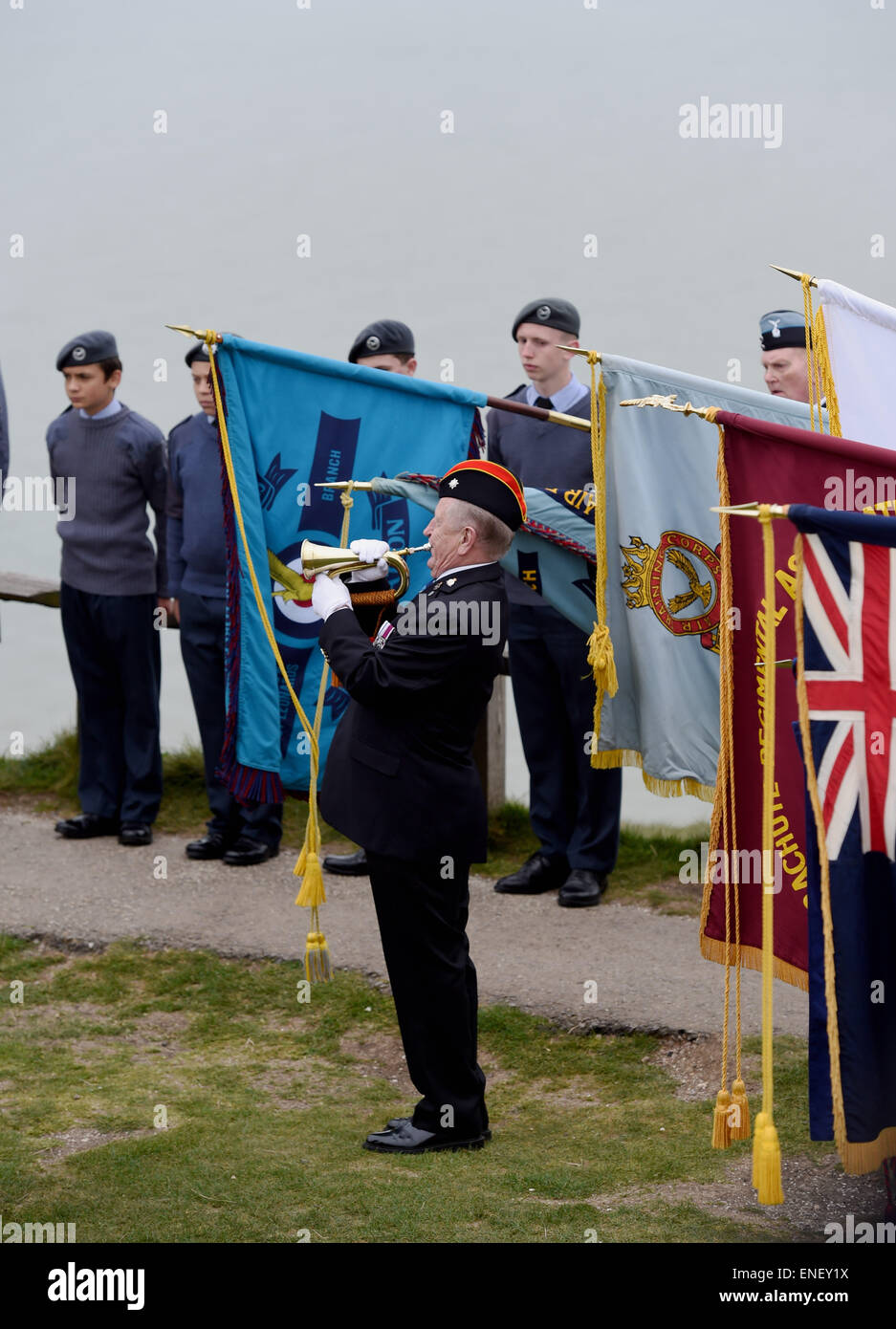 Beachy Head, Eastbourne, Sussex, UK. 4. Mai 2015. Der letzte Beitrag an die 3rd Annual Bomber Command gespielt wird "Mission Accomplished" Trauerfeier hielt am Beachy Head heute der Dienst erinnert an die 55.573 Besatzungen in Bomber Geschwindigkeitskennlinie, die ihr Leben im zweiten Weltkrieg Kredit: Simon Dack/Alamy Live News Stockfoto