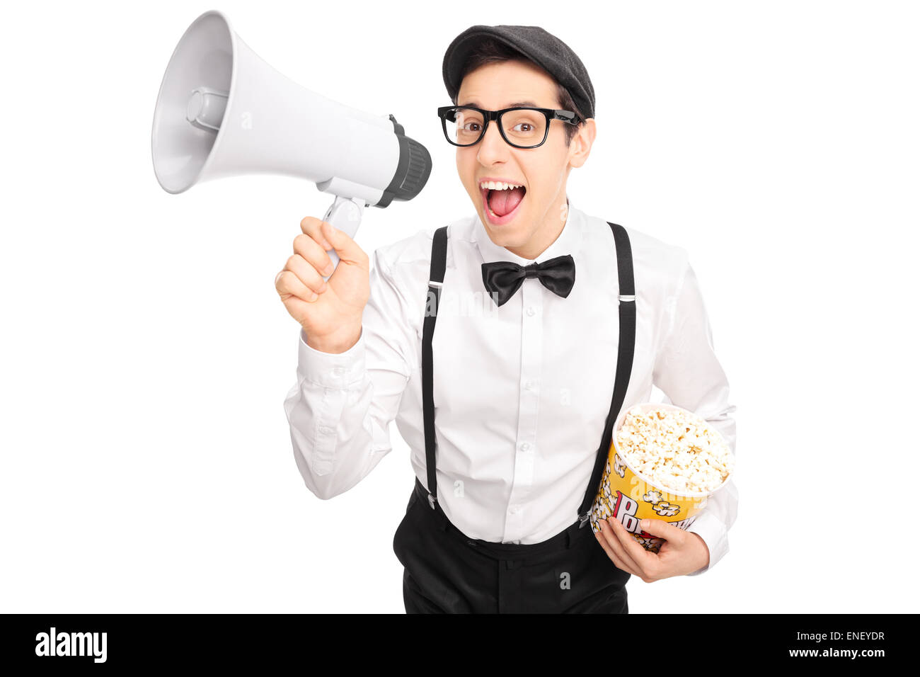 Junger Kerl in künstlerischen Outfit hält eine Schachtel mit Popcorn und spricht über ein Megaphon isoliert auf weißem Hintergrund Stockfoto