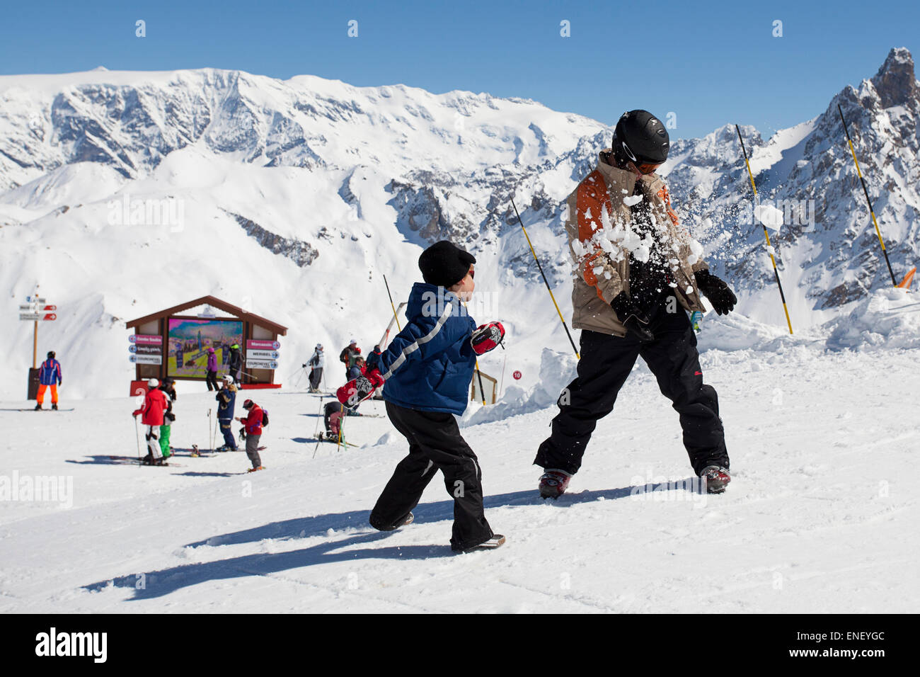 Boy Hits Mann mit Schneeball Stockfoto