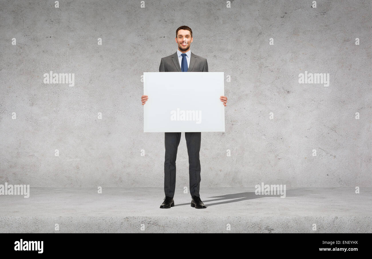 lächelnde Geschäftsmann mit leere Tafel Stockfoto