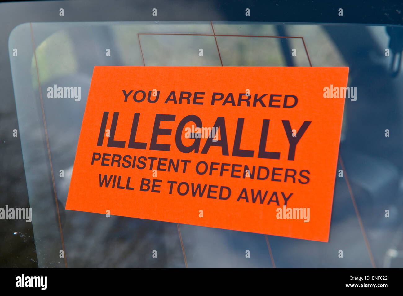 Illegales Parken Aufkleber angebracht am Autofenster in privaten Parkplatz im ländlichen Powys, Wales UK Stockfoto