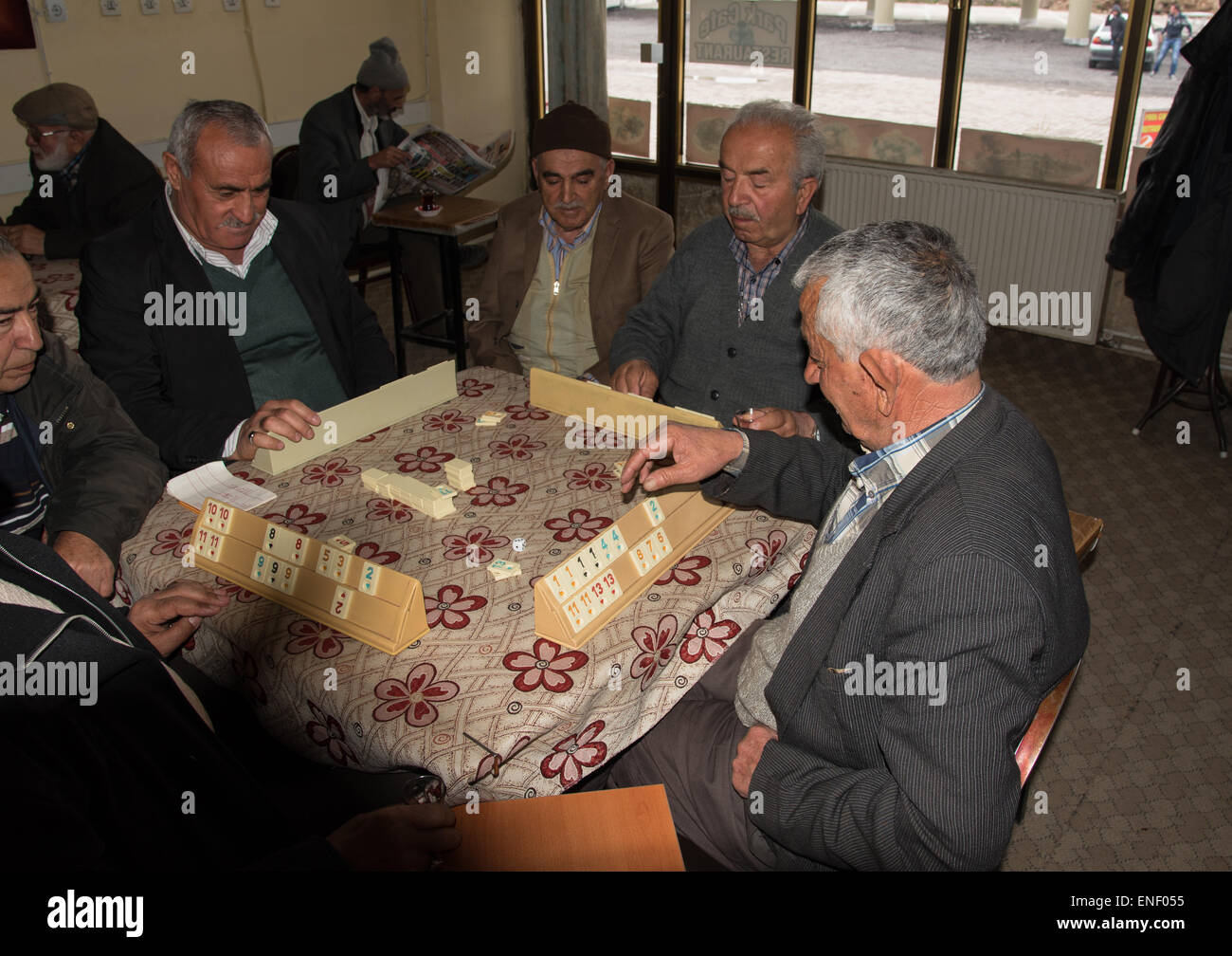 Turkische Manner In Einem Cafe Spielen Okey Die Fliese Basiert Spiel Wird In Der Regel Von 4 Spielern Gespielt Und Ist Ahnlich Wie Rummikub Stockfotografie Alamy