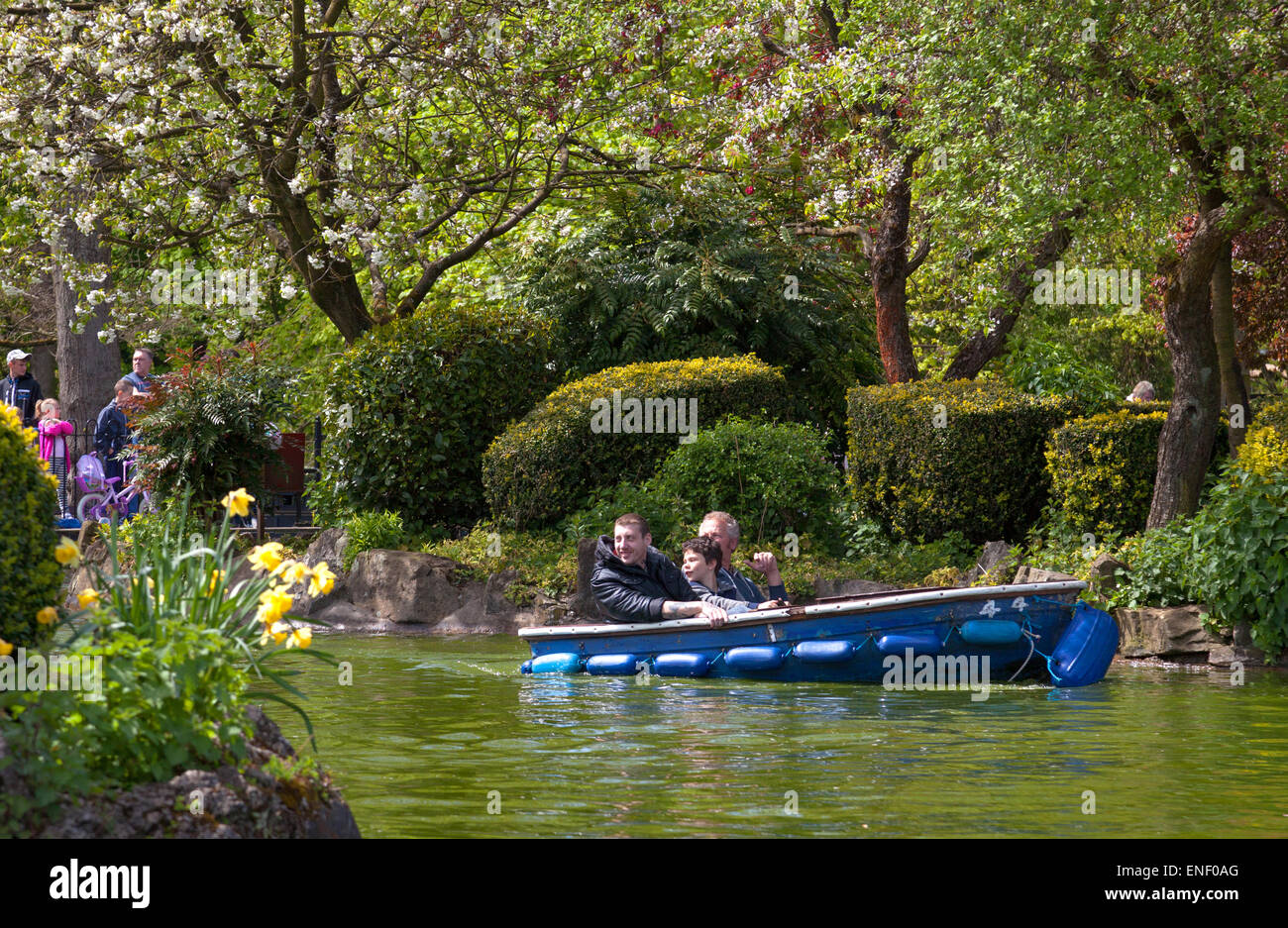 Matlock, Derbyshire, UK. 4. Mai 2015. Familien genießen Sie warme Bank Holiday Montag Sonne auf den See mit Booten in Derbyshire Stadt von Matlock. Bildnachweis: Mark Richardson/Alamy Live-Nachrichten Stockfoto