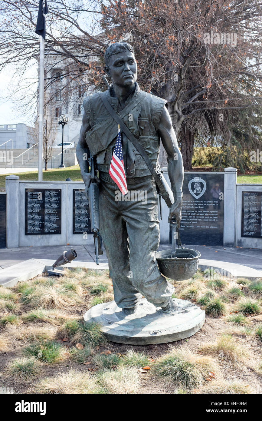 Bronzestatue von Utah Soldat von Mark Davenport von Clyde Ross Morgan Ringmauer umgeben Stockfoto