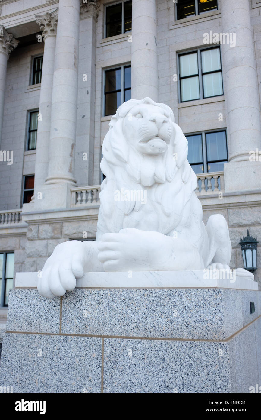 Löwe Skulptur vor Utah State Capitol building in Salt Lake City, Utah, USA Stockfoto