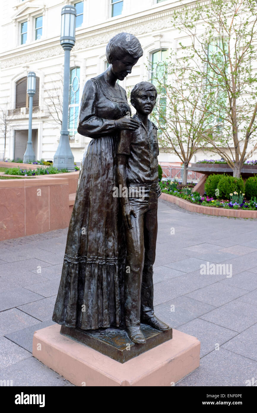 Skulptur von Mutter und Sohn am Hauptsitz der Kirche Jesu Christi der Heiligen der letzten Tage in Salt Lake City, Utah, USA Stockfoto