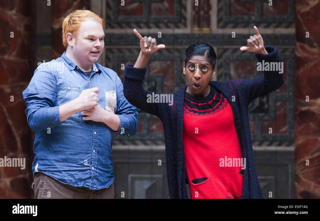 Vertreter der Deafinitely Theatre Company führen eine British Sign Language Version von loves Labours Lost. Die Globe, Globe-Saison beginnt im des Shakespeares Globe Theatre mit dem 37 Shakespeare-Stücke in 37 verschiedenen Sprachen durchgeführt wird. Stockfoto