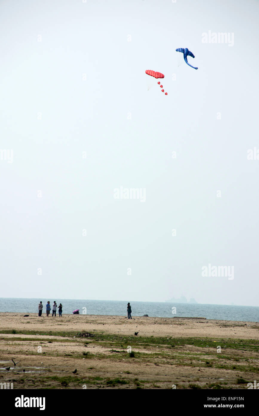 Drachenfliegen an einem Strand von Fort Cochin in Kochi, Kerala, Indien. Stockfoto