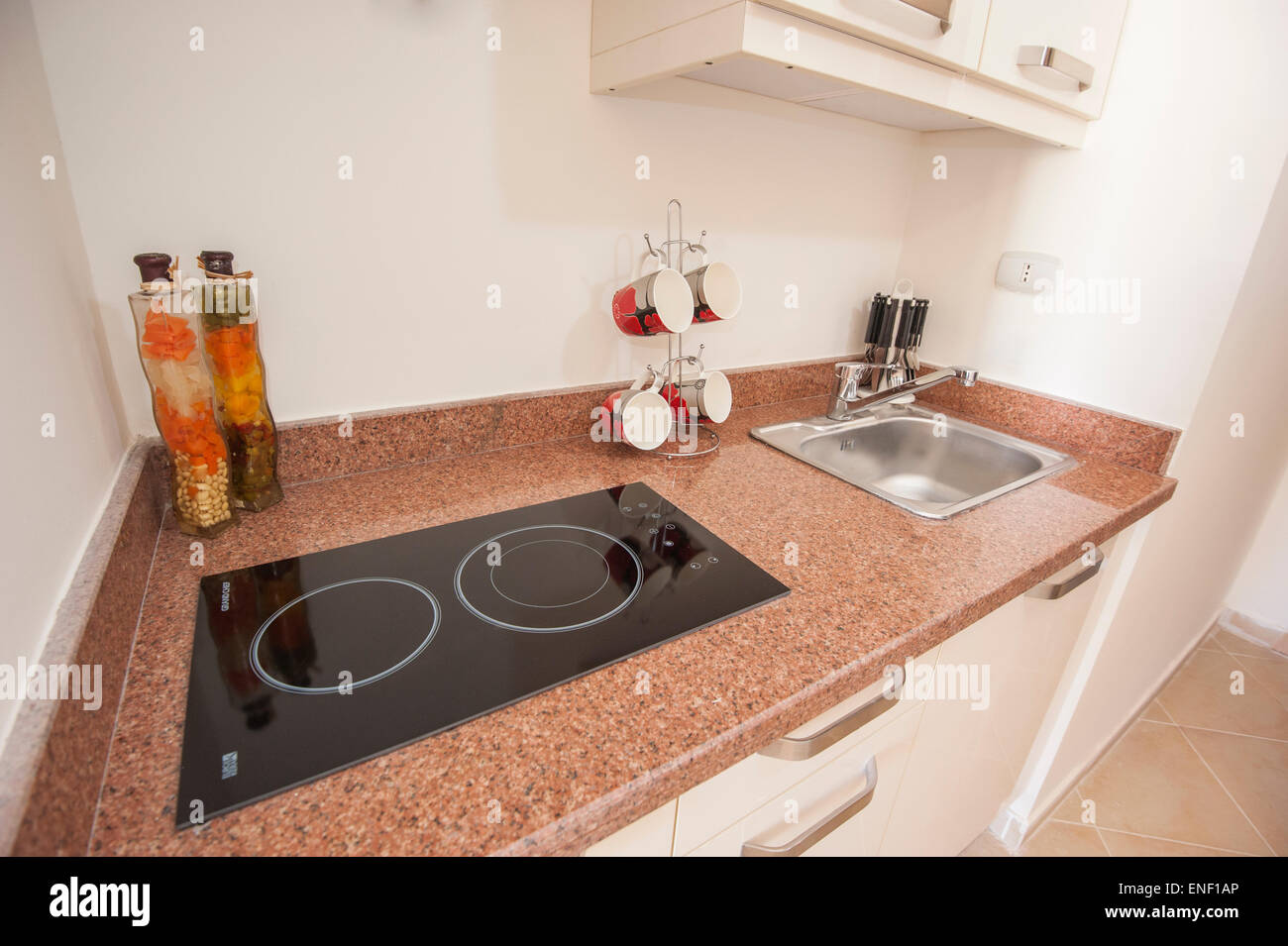 Interior Design Einrichtung der Küche im Luxus-Appartement mit Geräten Stockfoto