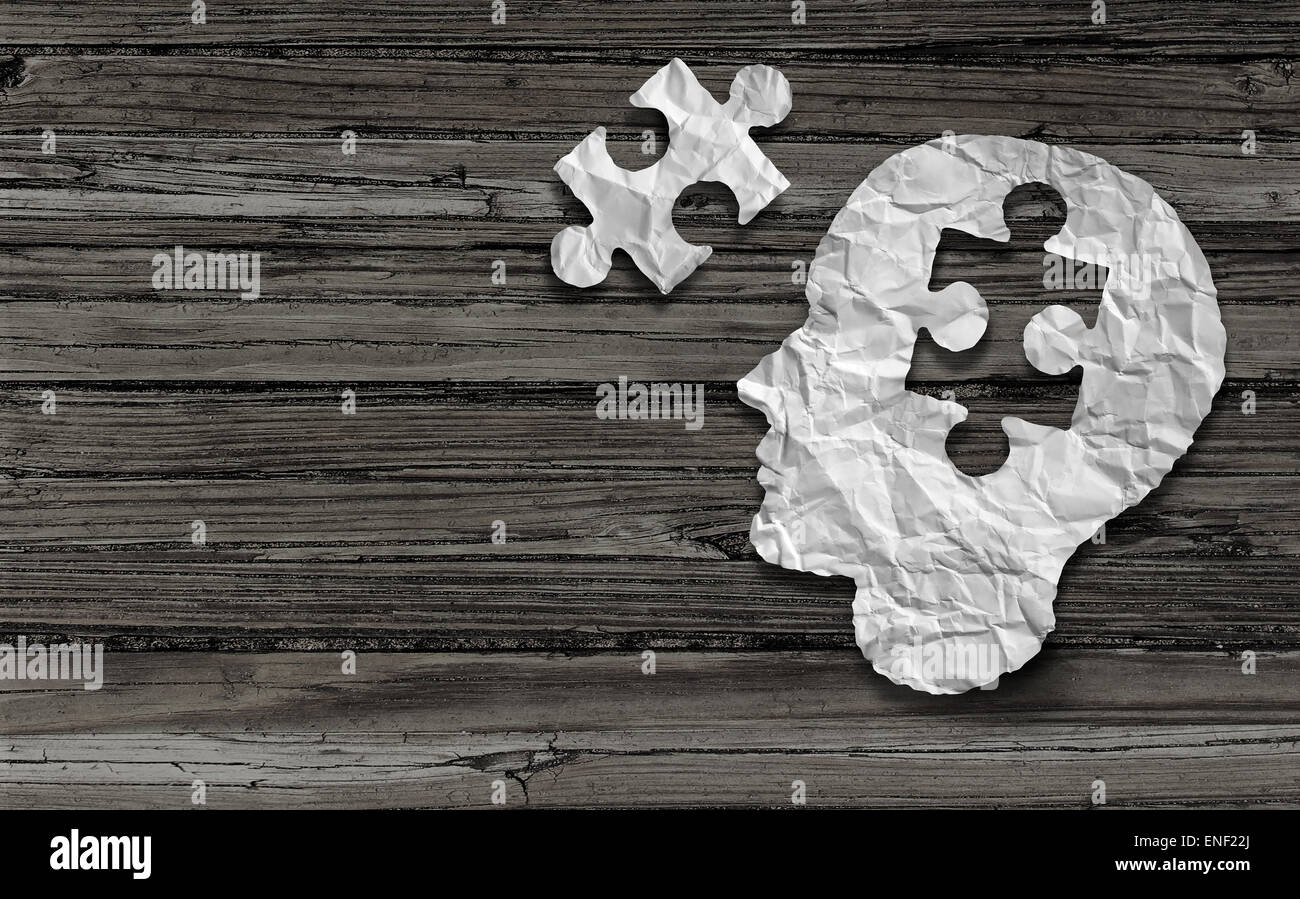 Psychische Gesundheit Symbol Puzzle und Kopf Gehirn Konzept als ein menschliches Gesichtsprofil hergestellt aus zerknitterten weißes Papier mit einem Puzzleteil auf einem rustikalen alten Doppelseite Ausbreitung horizontaler Holz Hintergrund ausschneiden. Stockfoto
