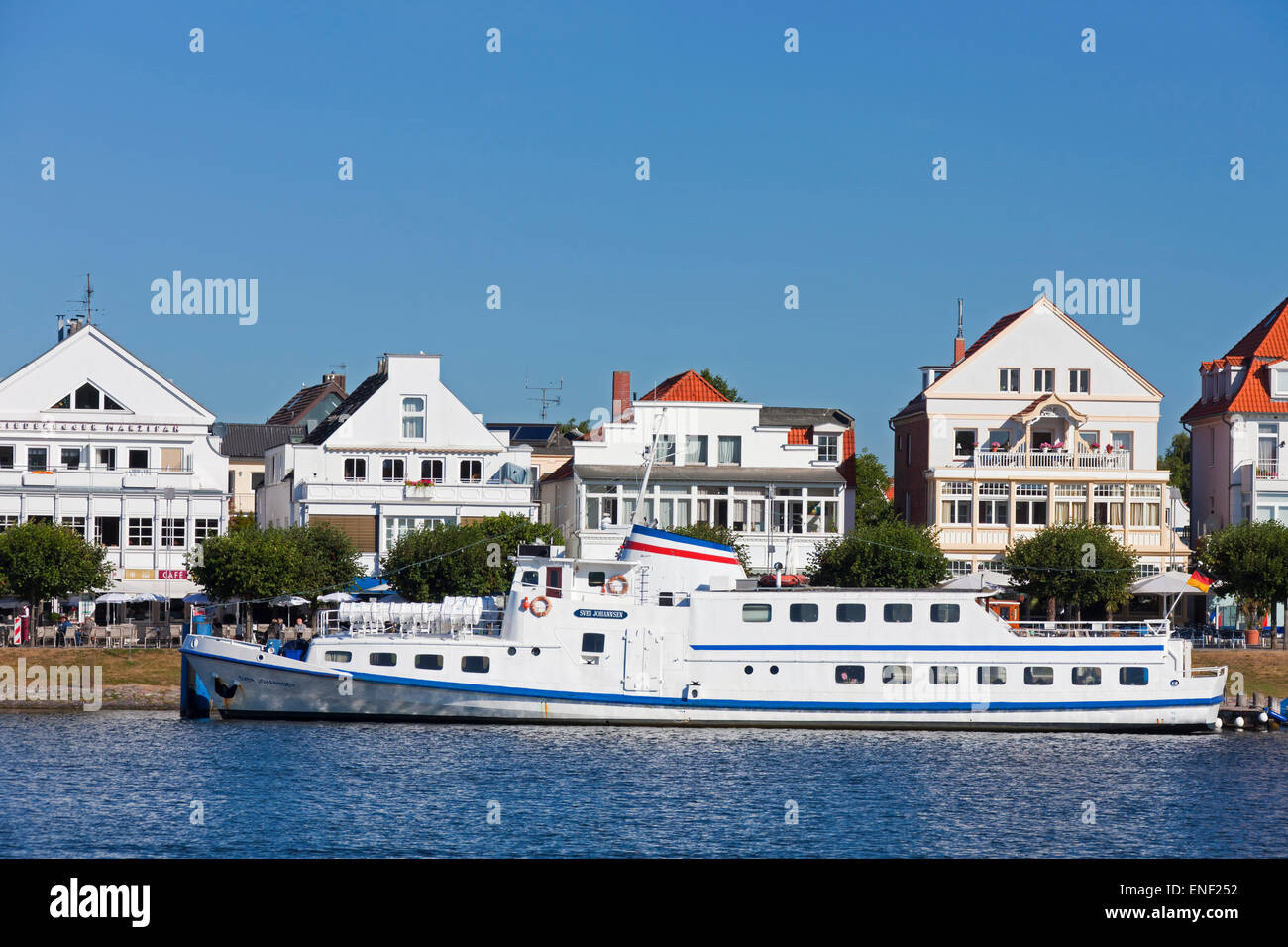 Das Schiff MS Sven Johannsen auf der Trave vor Vorderreihe in Travemünde, Hanseatic Stadt von Lübeck, Deutschland Stockfoto