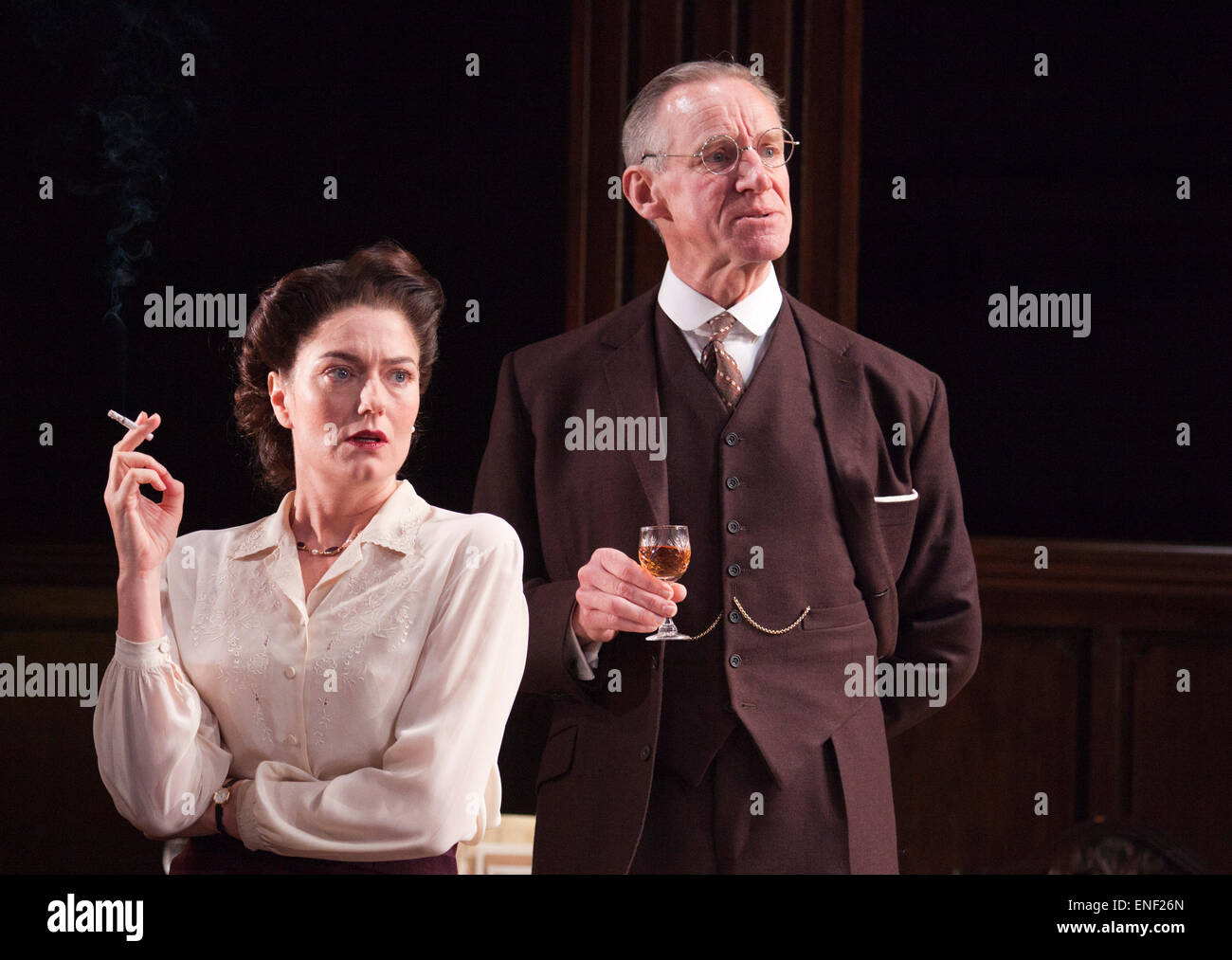 Anna Chancellor als Millie Crocker-Harris und Nicholas Farrell als Andrew Crocker-Harris. Schauspieler Anna Chancellor und Nicholas Farrell Sterne in einer doppelten Rechnung - South Downs von David Hare, Regie: Jeremy Herrin und The Browning Version von Terence Rattigan, unter der Regie von Angus Jackson im Teatro Harold Pinter. Stockfoto