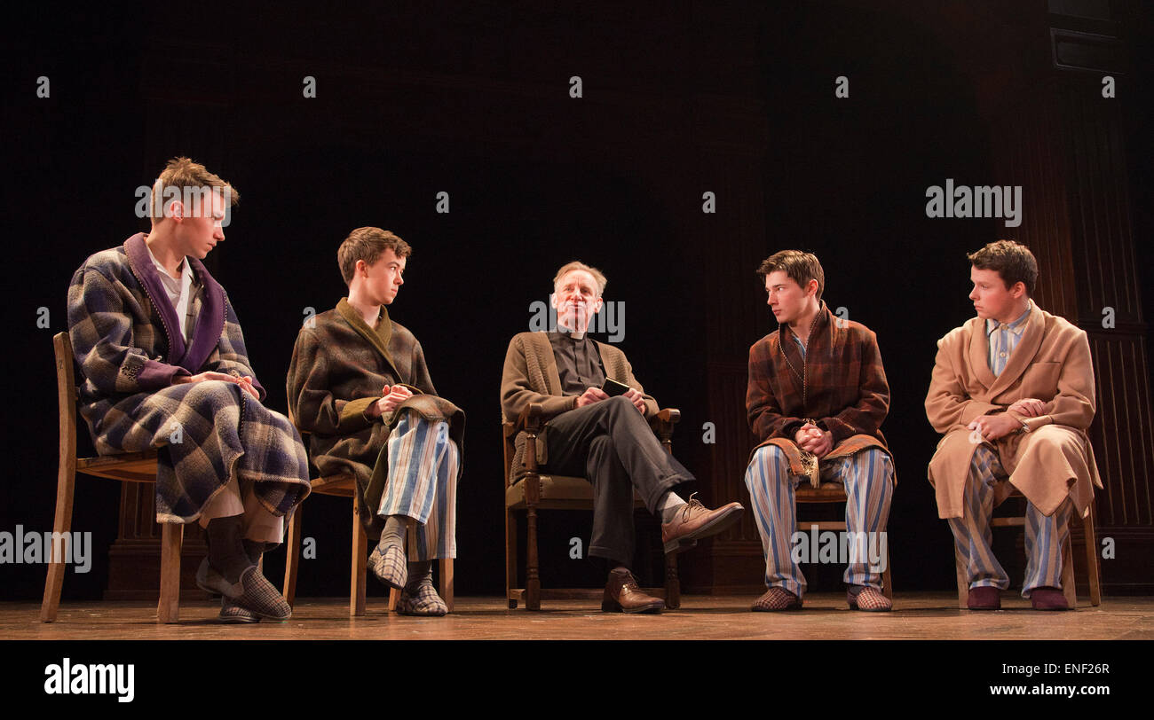 L-r: Bradley Hall als Colin Jenkins, Alex Lawther als John Blakemore, Nicholas Farrell als Rev Eric Dewley, Tom Spink als Tommy Gunter und Liam Morton als Roger Sprule. Schauspieler Anna Chancellor und Nicholas Farrell Sterne in einer doppelten Rechnung - South Downs von David Hare, Regie: Jeremy Herrin und The Browning Version von Terence Rattigan, unter der Regie von Angus Jackson im Teatro Harold Pinter. Stockfoto