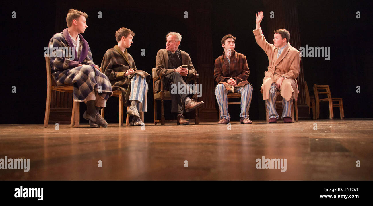 L-r: Bradley Hall als Colin Jenkins, Alex Lawther als John Blakemore, Nicholas Farrell als Rev Eric Dewley, Tom Spink als Tommy Gunter und Liam Morton als Roger Sprule. Schauspieler Anna Chancellor und Nicholas Farrell Sterne in einer doppelten Rechnung - South Downs von David Hare, Regie: Jeremy Herrin und The Browning Version von Terence Rattigan, unter der Regie von Angus Jackson im Teatro Harold Pinter. Stockfoto