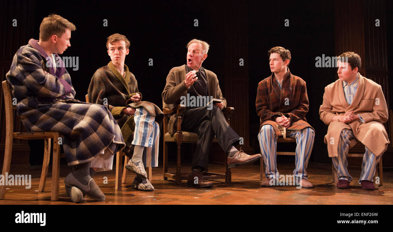 L-r: Bradley Hall als Colin Jenkins, Alex Lawther als John Blakemore, Nicholas Farrell als Rev Eric Dewley, Tom Spink als Tommy Gunter und Liam Morton als Roger Sprule. Schauspieler Anna Chancellor und Nicholas Farrell Sterne in einer doppelten Rechnung - South Downs von David Hare, Regie: Jeremy Herrin und The Browning Version von Terence Rattigan, unter der Regie von Angus Jackson im Teatro Harold Pinter. Stockfoto