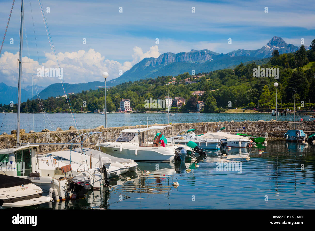 Evian-Les-Baines, Departement Haute-Savoie, Rhone-Alpes, Frankreich. Sportboote im Hafen am Genfer See (Lac Leman). Stockfoto