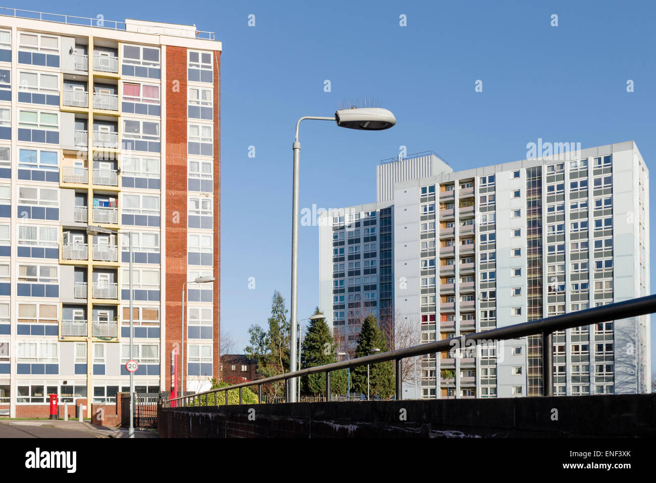 Große Blöcke der kommunalen Rat Gehäuse, mehrstöckigen modernen Wohnungen, in Bristol, aus den 1960er Jahren. Stockfoto