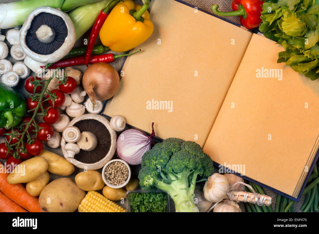 Frisches Gemüse und Rezeptbuch mit leeren Seiten - Platz für Ihren Text Stockfoto