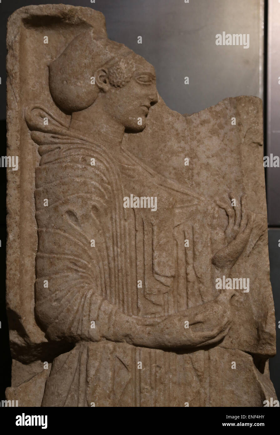Grabstele. Marmor. Griechischen Originals der Ionischen Schule. 500-490 V. CHR.. Junges Mädchen mit einer Taube in der rechten Hand. Stockfoto