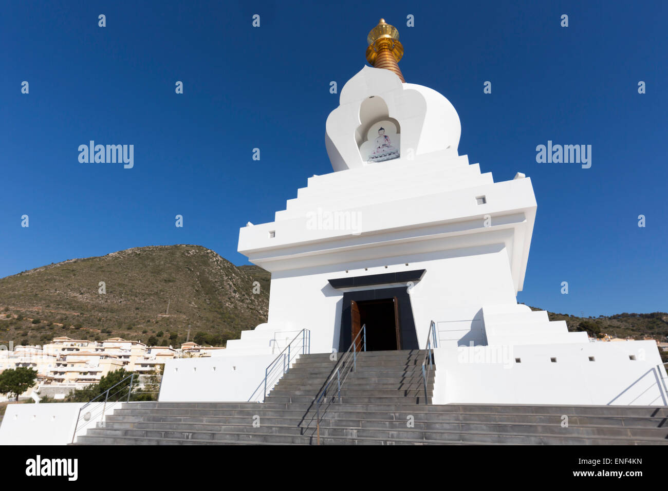 Benalmadena Pueblo, Costa Del Sol, Provinz Malaga, Andalusien, Südspanien.  Die buddhistische Erleuchtung Stupa. Stockfoto