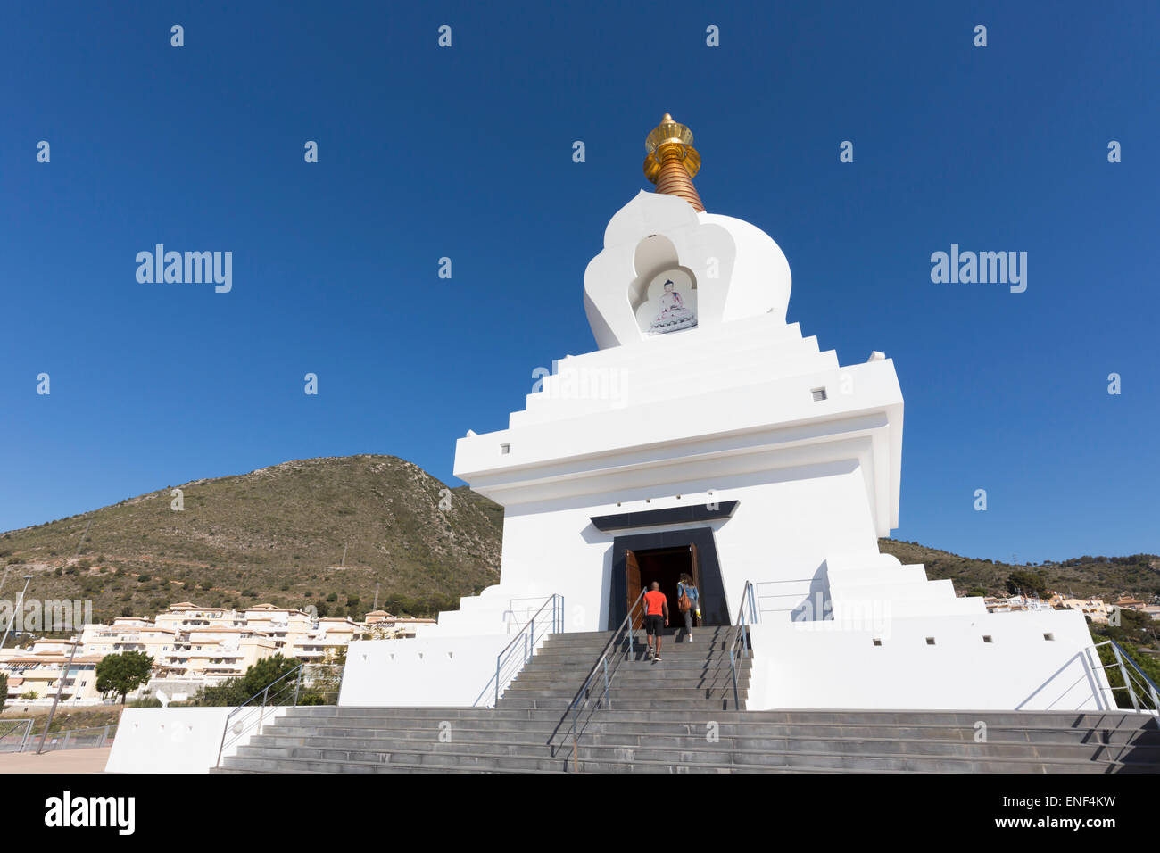 Benalmadena Pueblo, Costa Del Sol, Provinz Malaga, Andalusien, Südspanien.  Die buddhistische Erleuchtung Stupa. Stockfoto