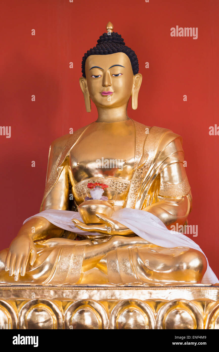 Benalmadena Pueblo, Costa Del Sol, Provinz Malaga, Andalusien, Südspanien.  Goldenen Buddha in buddhistische Erleuchtung Stupa Stockfoto