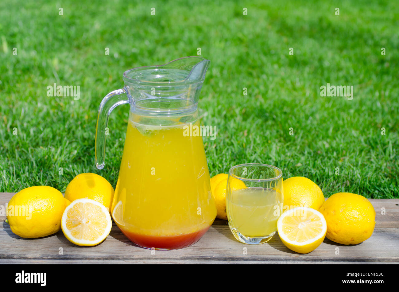 Limonade mit roten Sirup auf Holz Hintergrund Stockfoto