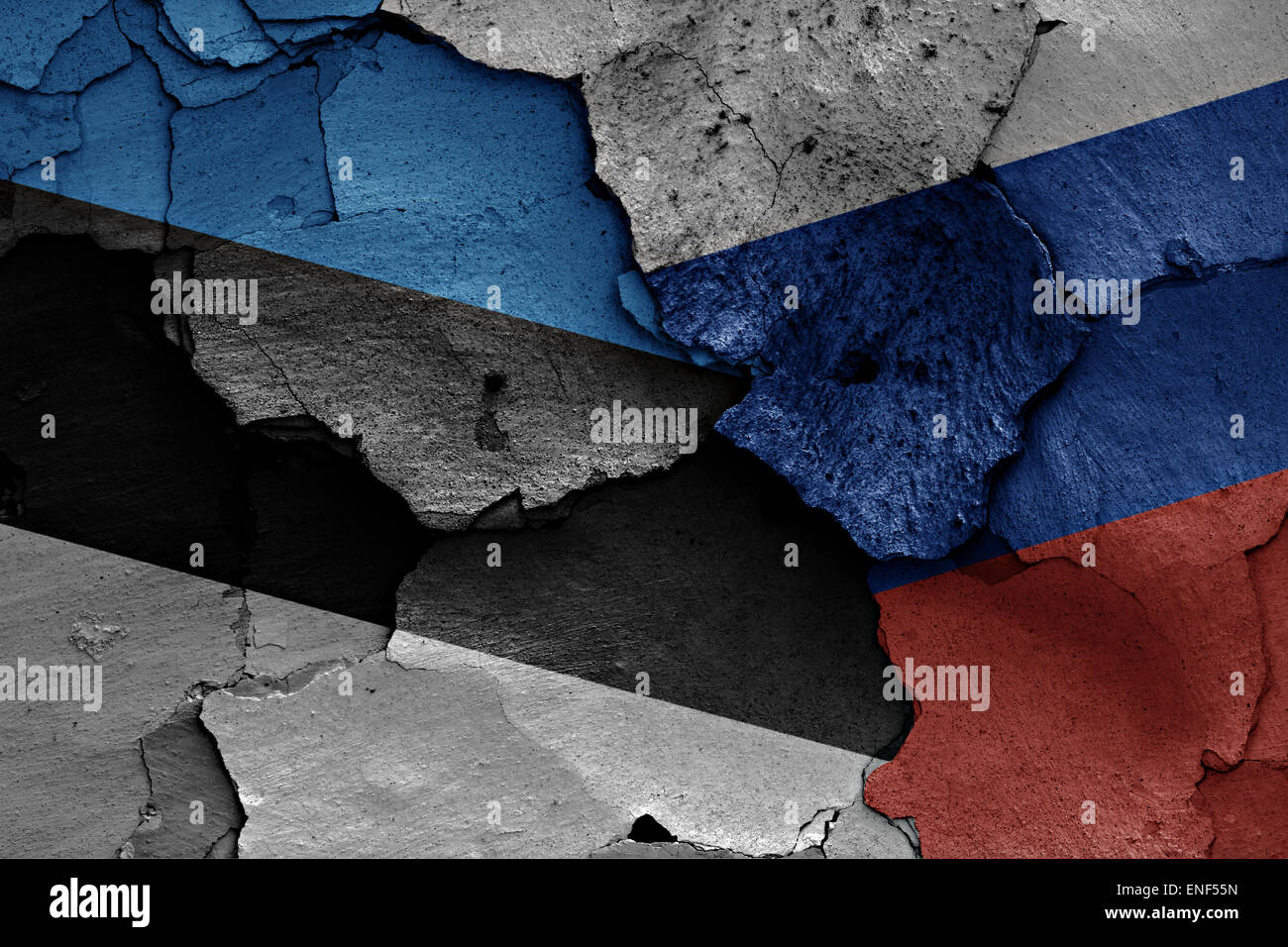 Flagge von Estland und Russland auf rissige Wand gemalt Stockfoto