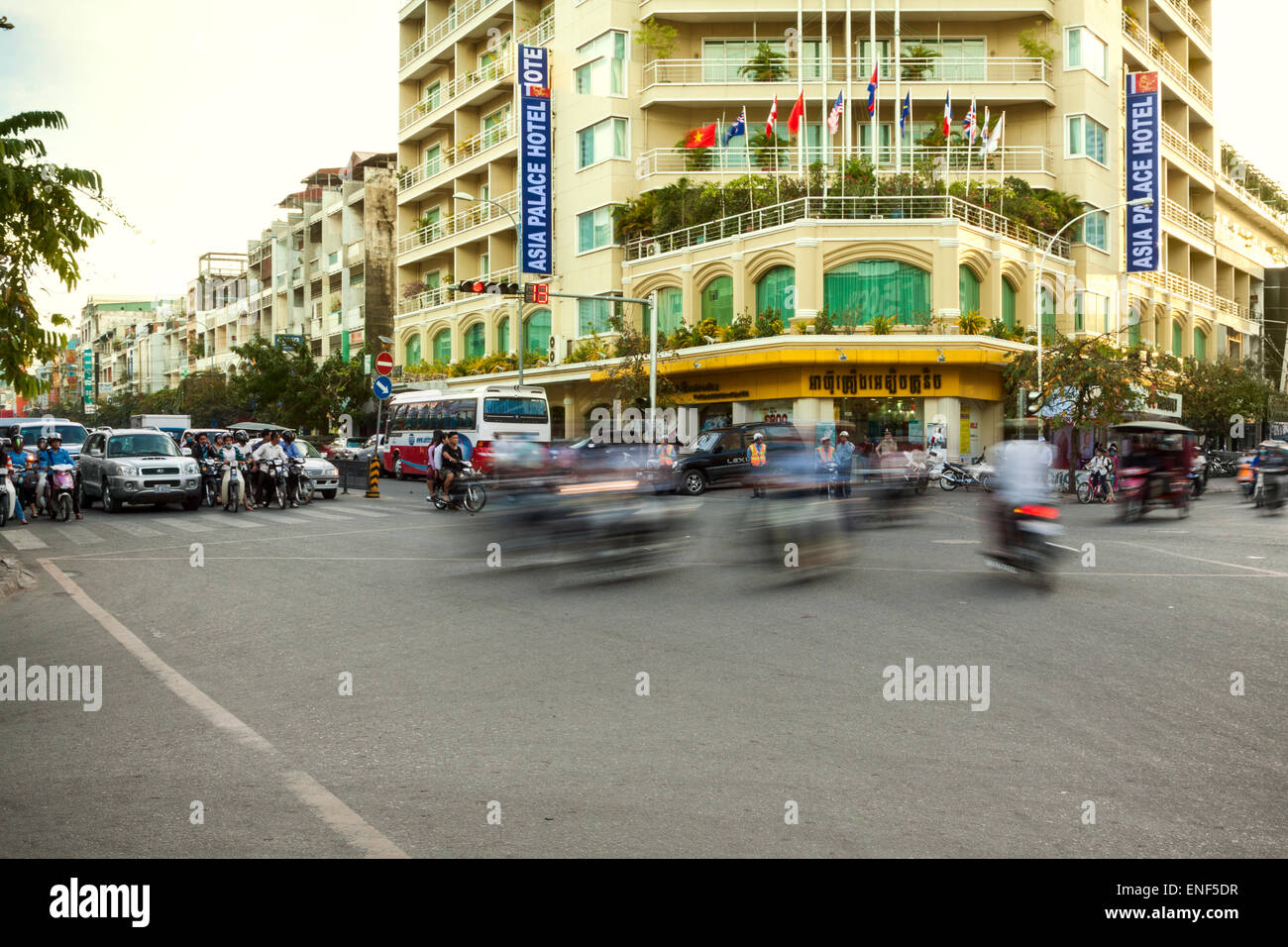 Preah Monivong Boulevard in Phnom Penh, Kambodscha. Dichten Verkehr. Stockfoto