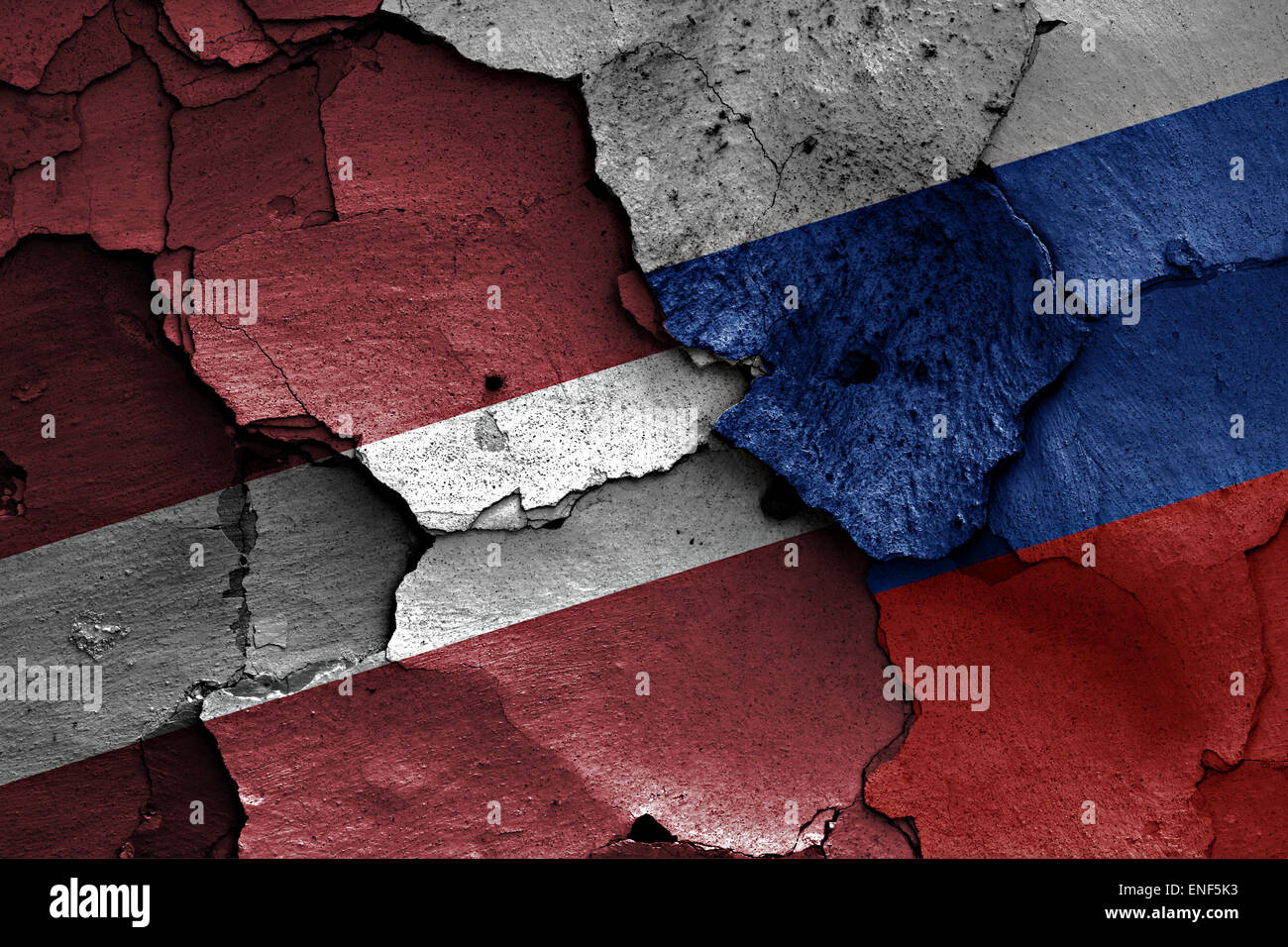 Flagge von Lettland und Russland auf rissige Wand gemalt Stockfoto