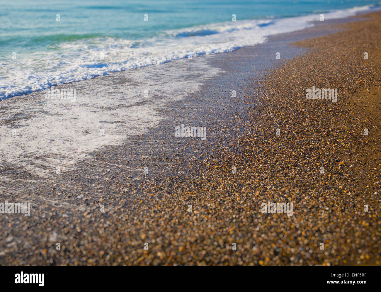 Wellen brechen sich am Strand. Stockfoto