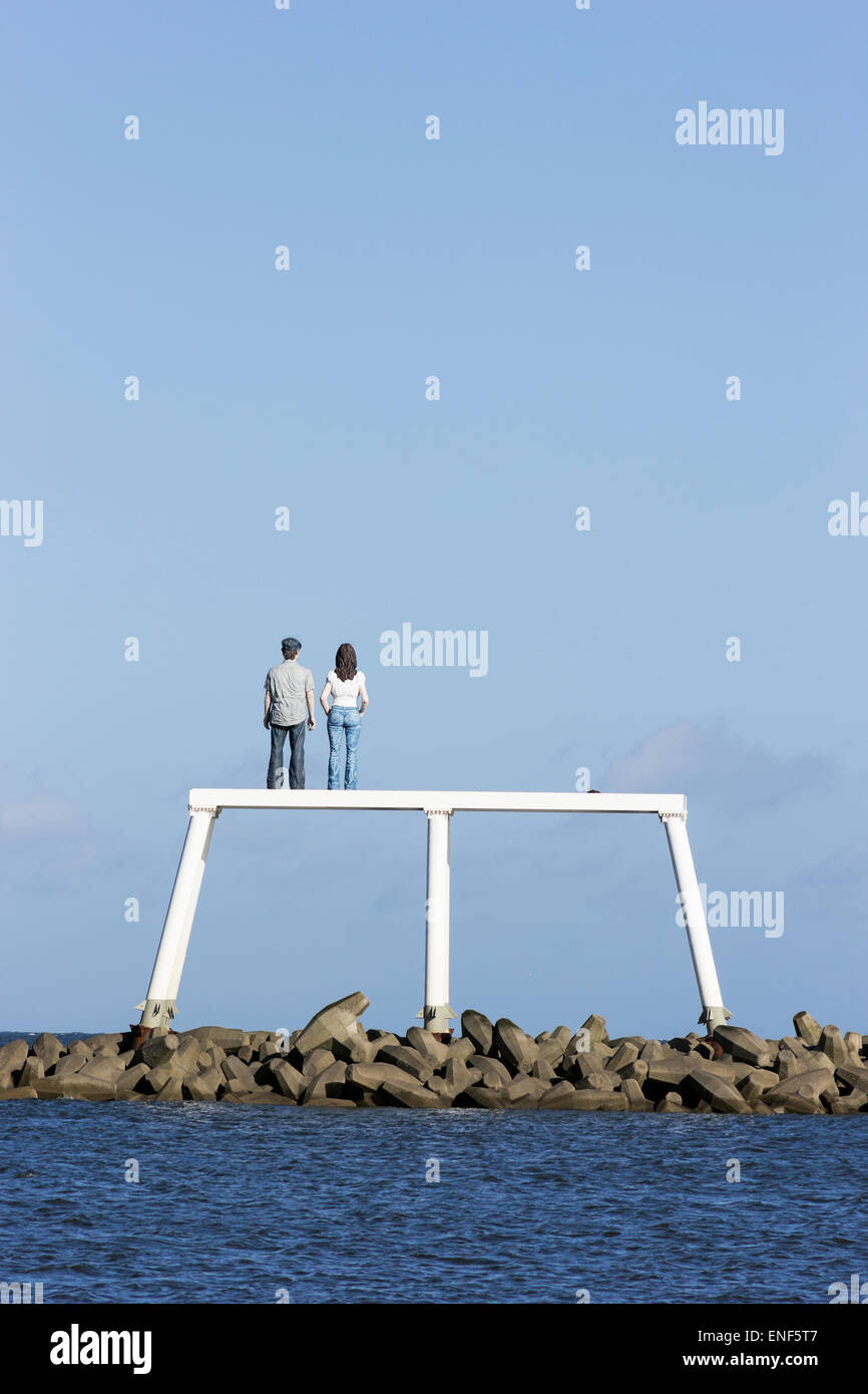 Skulpturen im Meer. Kunst im öffentlichen Raum bei Newbiggin am Meer mit Wellen, die an der Küste von Northumberland. Stockfoto