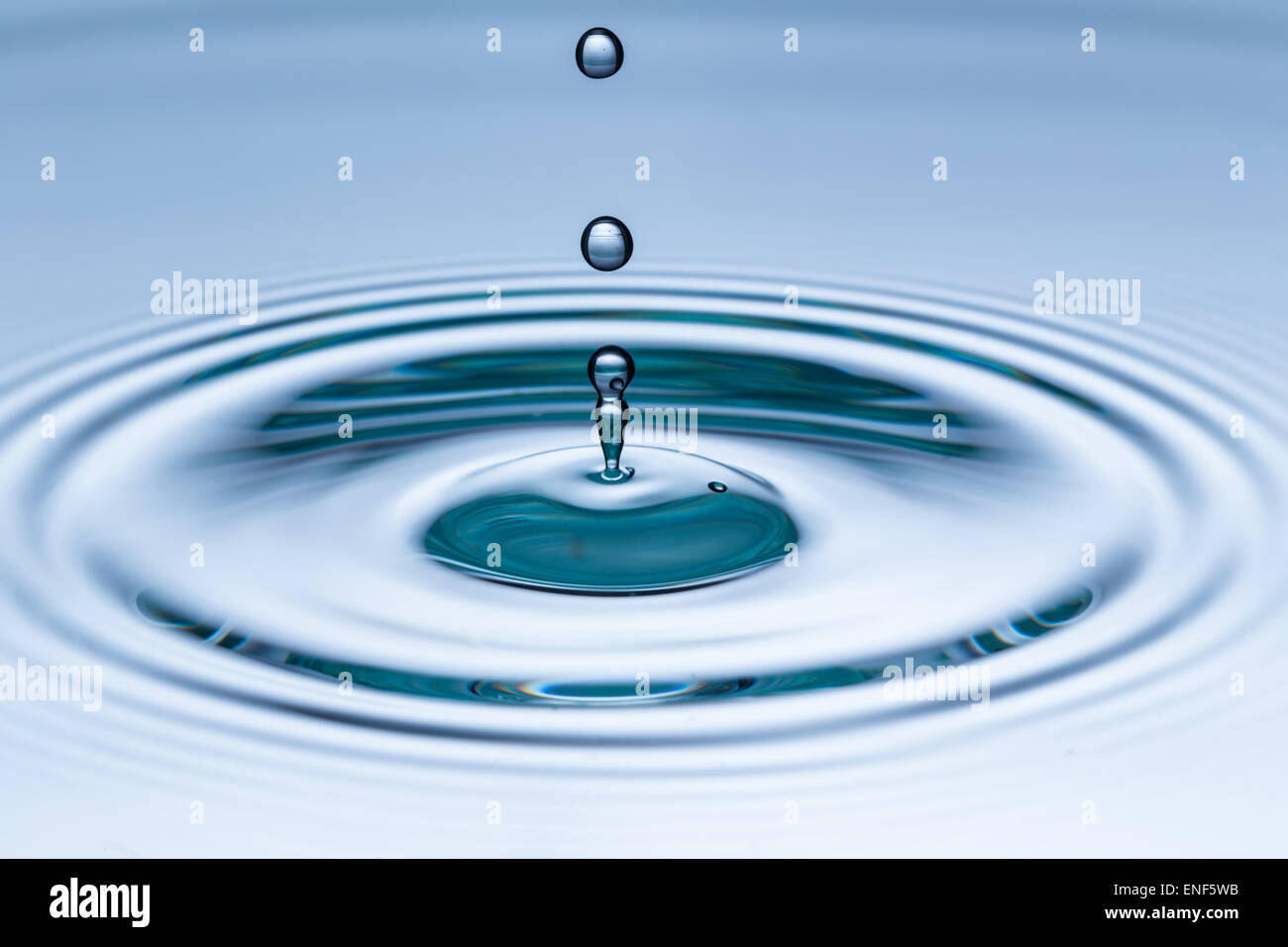 Tropfen Wasser fallen in Wasseroberfläche, Makro-Foto Stockfoto