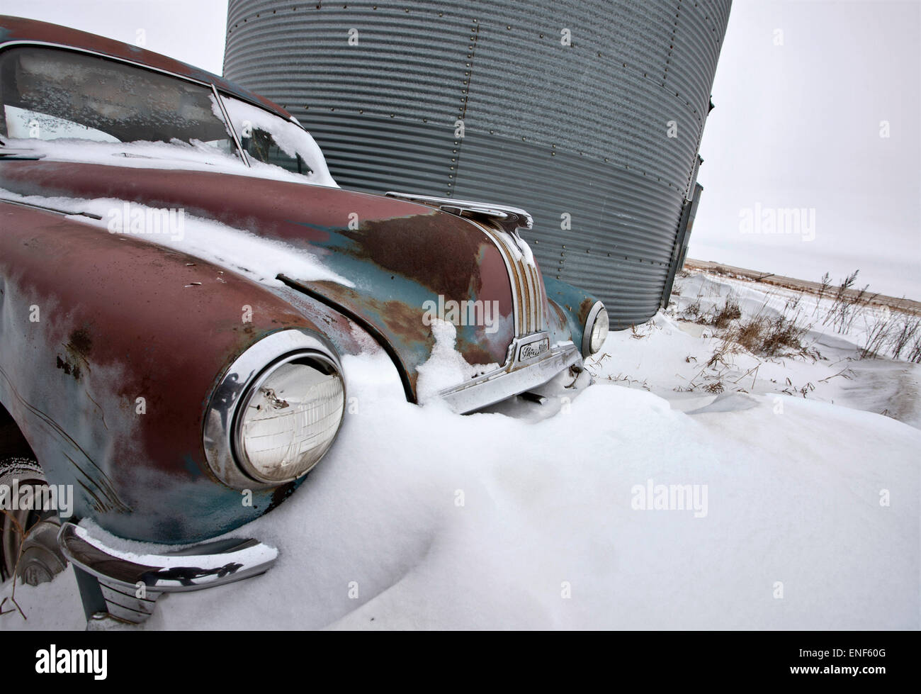 Verlassenen Oldtimer Pontiac in Winter Kanada Stockfoto