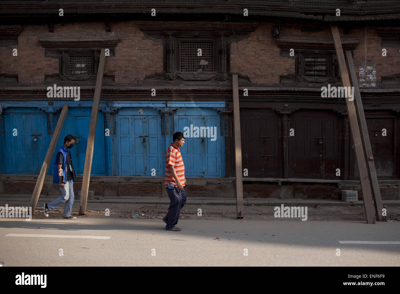 Kathmandu, Nepal. 4. Mai 2015. Nepalesische Männer kreuzen ein Haus Schäden durch Erdbeben in Bhaktapur, in der Nähe von Kathmandu, Nepal © Suvra Kanti Das/ZUMA Wire/ZUMAPRESS.com/Alamy Live News Stockfoto