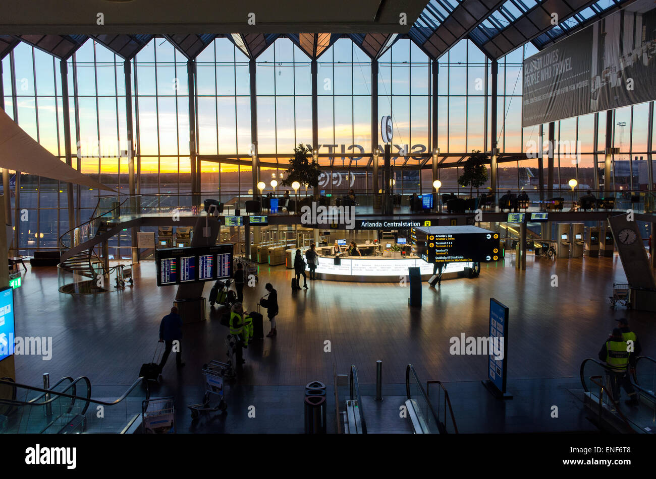Himmel-Stadt am Flughafen Stockholm Arlanda während des Sonnenuntergangs. Stockfoto