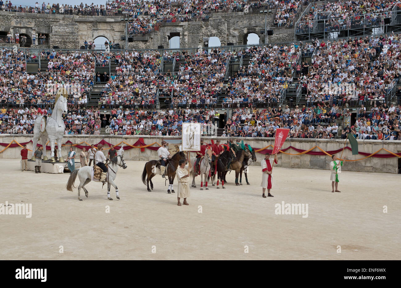 Römischen Reenactment-Spiele in der Arena von Nimes befindet sich ein römisches Amphitheater in der französischen Stadt Nîmes. Stockfoto