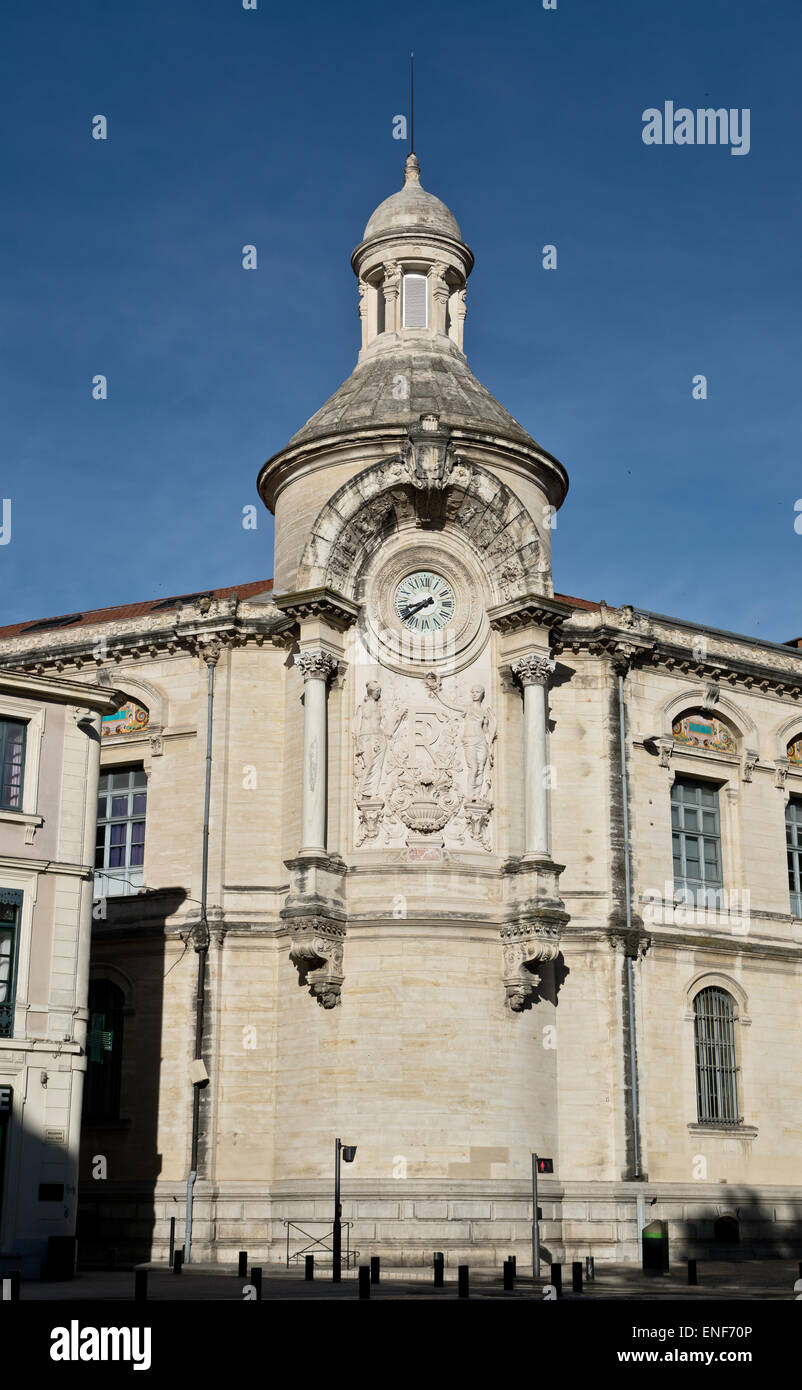 Die Uhr in Nimes Frankreich an der Kreuzung der Rue Jean Reboul und Boulevard Victor Hugo von Arena Nimes Frankreich Stockfoto