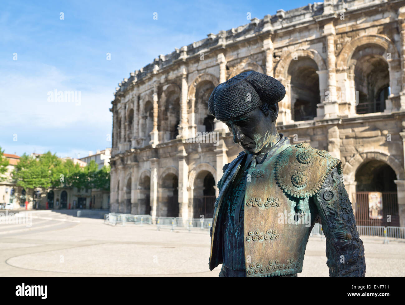 Die Arena von Nimes ist ein römisches Amphitheater befindet sich in der französischen Stadt Nimes.with die Stierkämpfer-statue Stockfoto