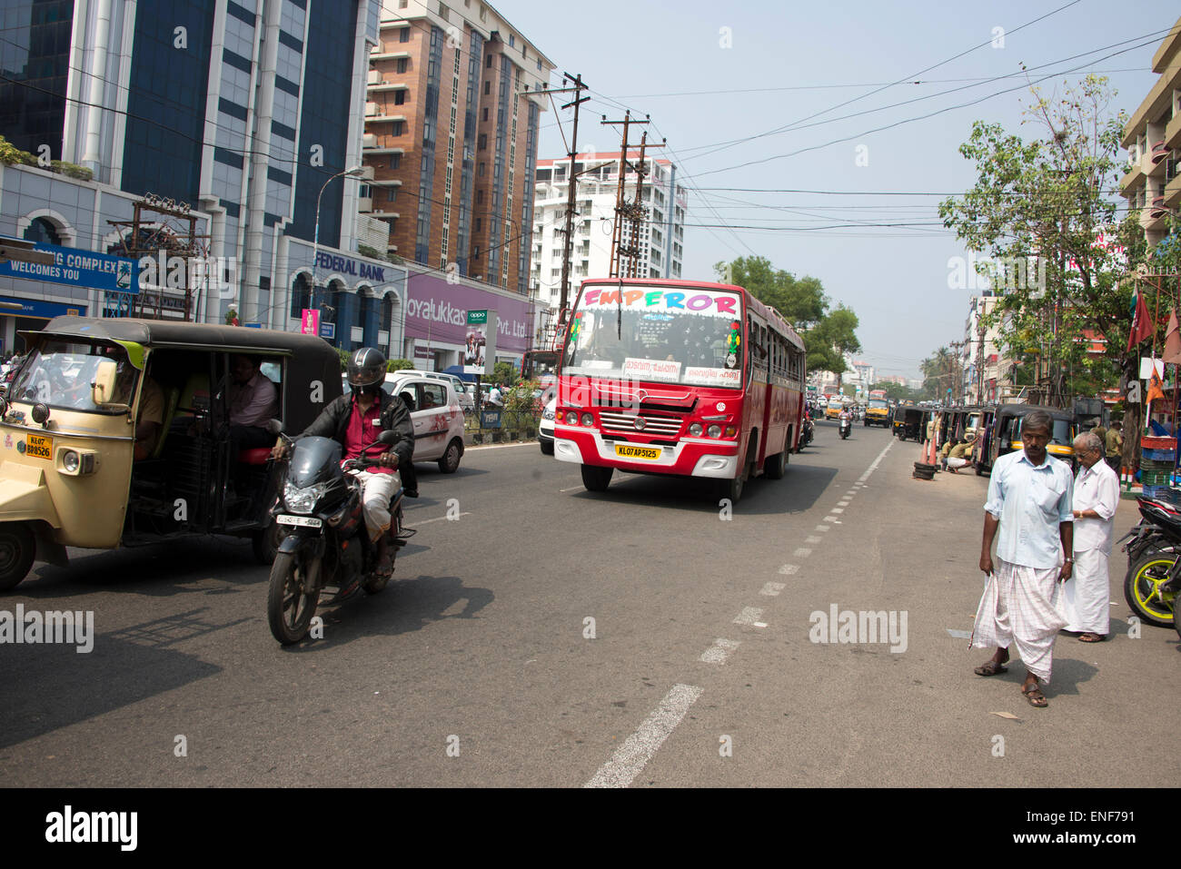 Eine der vielen stark befahrenen Straßen in Ernakulam, Kerala, Indien Stockfoto