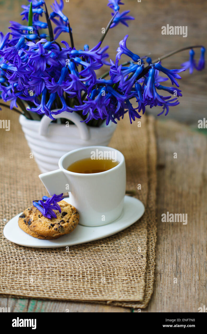 Tasse frischem Kräutertee mit Minze auf Holztisch Stockfoto