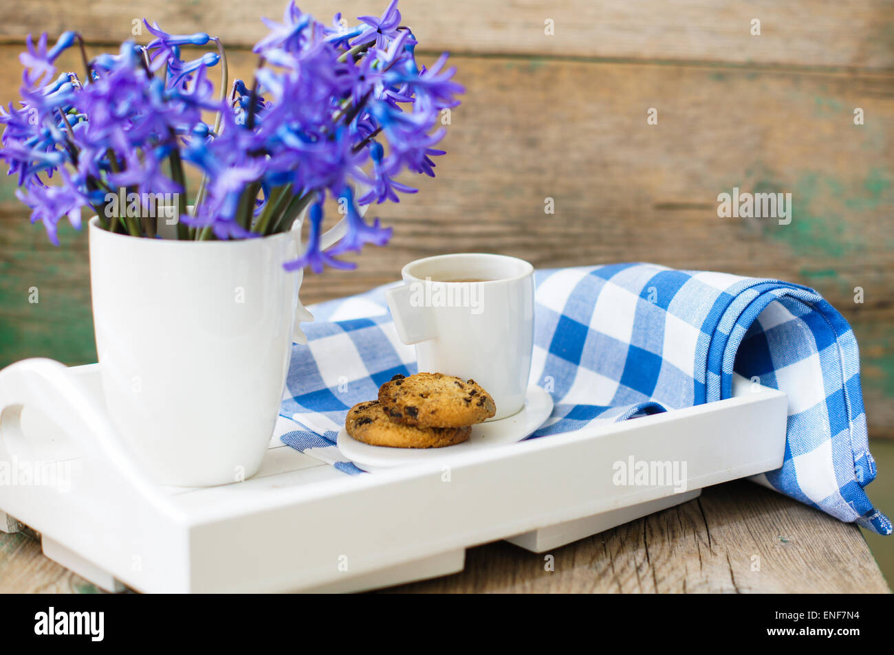 Tasse frischem Kräutertee mit Minze auf Holztisch Stockfoto