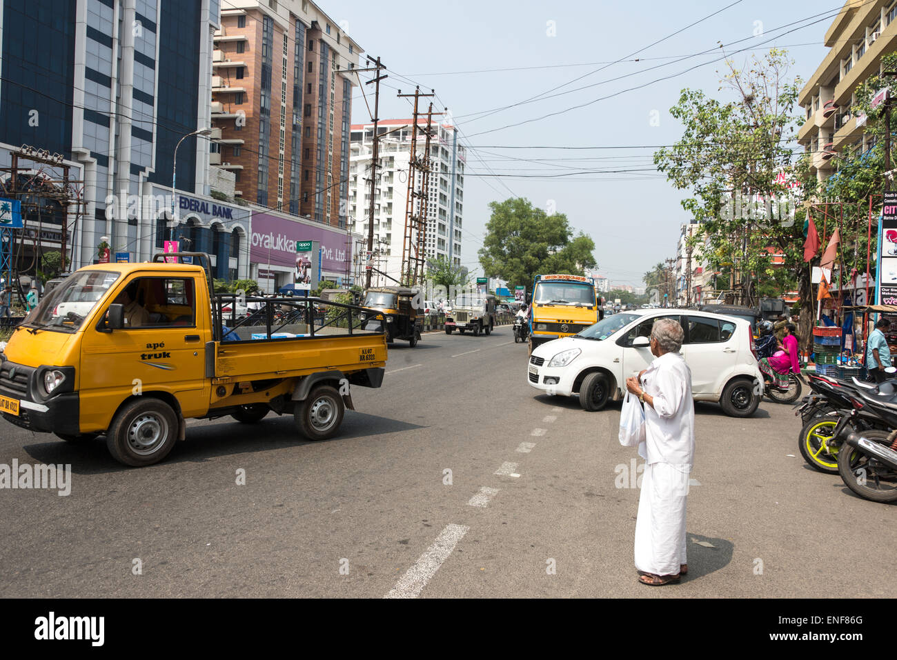 Eine der vielen stark befahrenen Straßen in Ernakulam Kerala, Indien Stockfoto