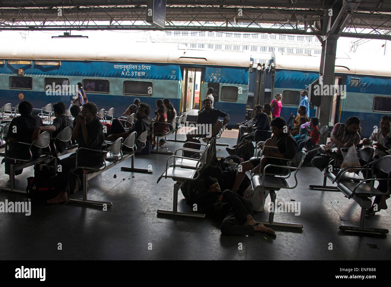 Eine überfüllte Plattform der Fahrgäste im Eisenbahnverkehr auf dem Boden schlafen oder warten auf ihre Züge in Ernakulam Junction Railway Station Stockfoto