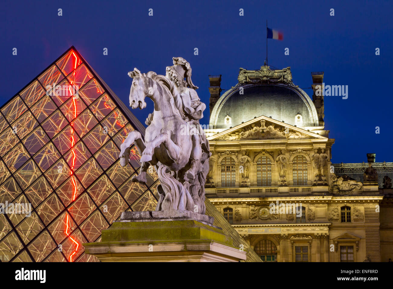 Dämmerung über Louis XIV Statue, die Glaspyramide und Musee du Louvre, Paris, Frankreich Stockfoto