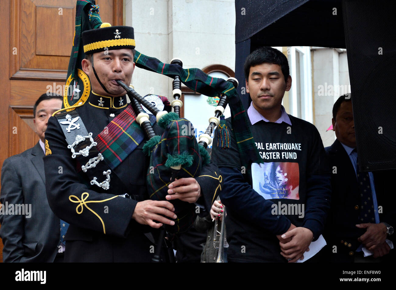 Maidstone, Kent, UK. 4. Mai 2015. Nepali Erdbeben Hilfe Abend Vigil. Trotz Regen, Hunderte von Menschen erweisen sich im Zentrum von Maidstone, Heimat der Königin Gurkha-Ingenieure, um Geld und das Bewusstsein für die Katastrophe in Nepal Credit: PjrNews/Alamy Live News Stockfoto