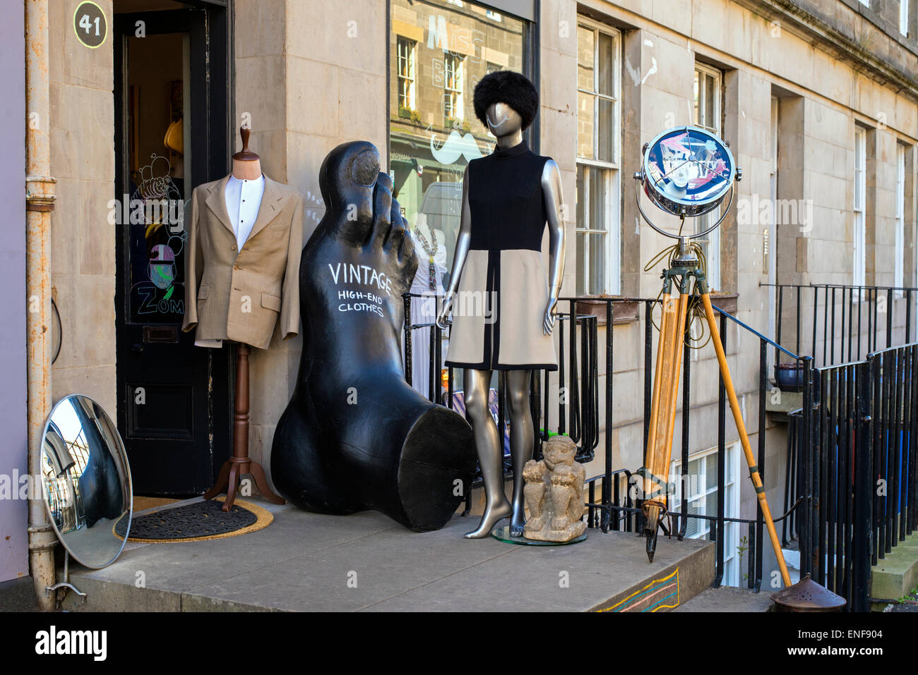 Eine eklektische Darstellung von Vintage-Mode und Objekte vor einem Vintage-Kleidung Geschäft auf St Stephen Street, Edinburgh, Scotland, UK. Stockfoto